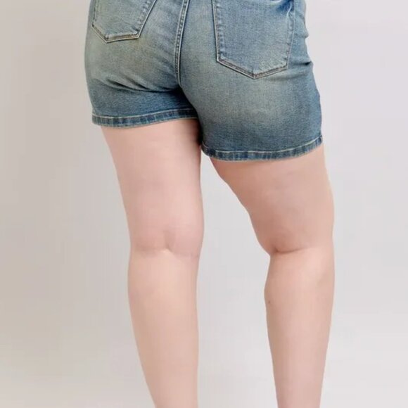 Judy‎ Blue Plus Size V-Front Vintage Wash Shorts - Picture 2 of 8
